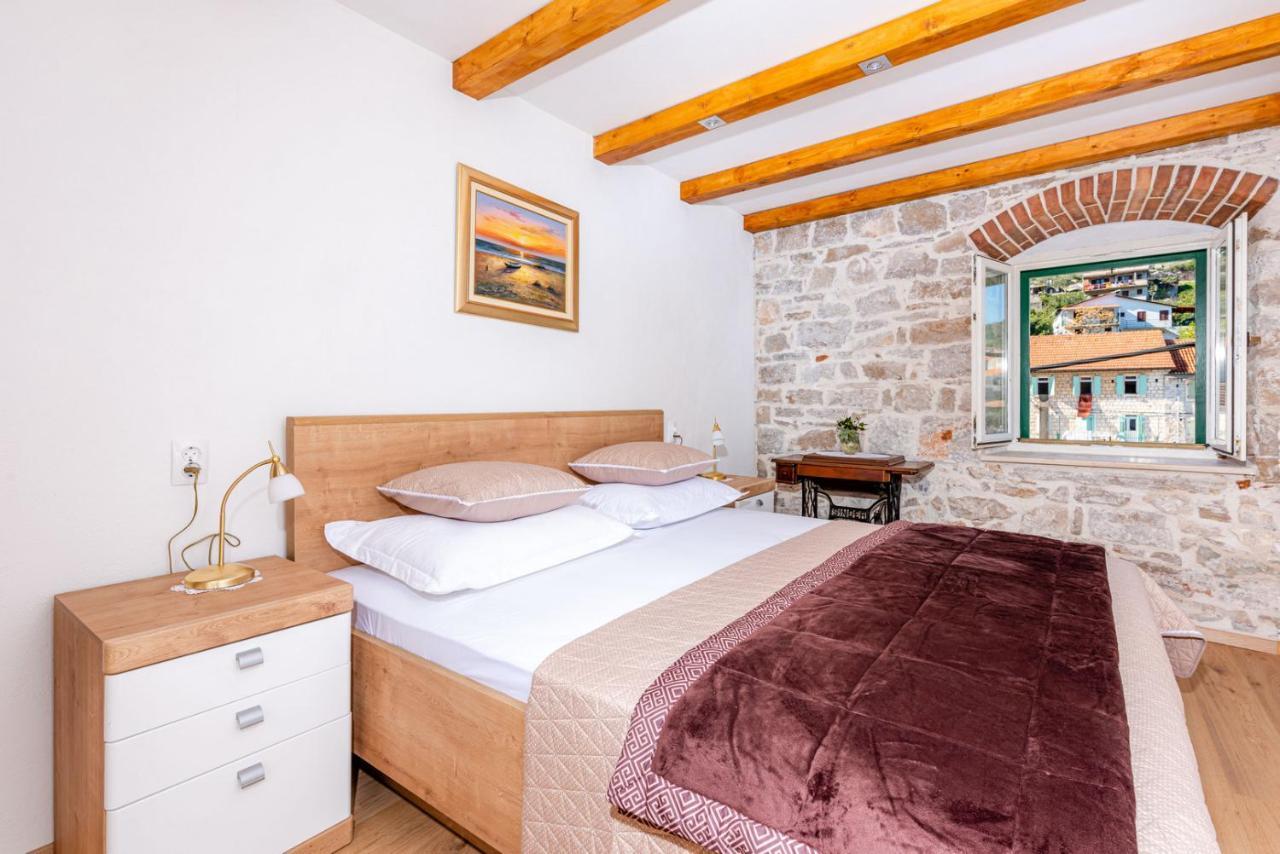 Appartement Deziderio à Stomorska Extérieur photo